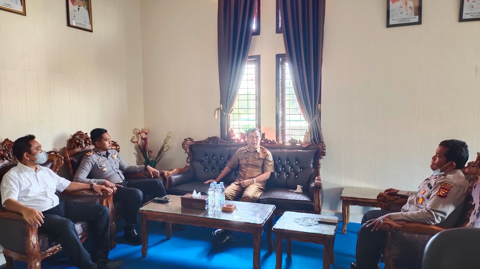 Jalin silaturahmi dengan Forkopimcam, Kapolsek Ukui Sambang Kantor Camat