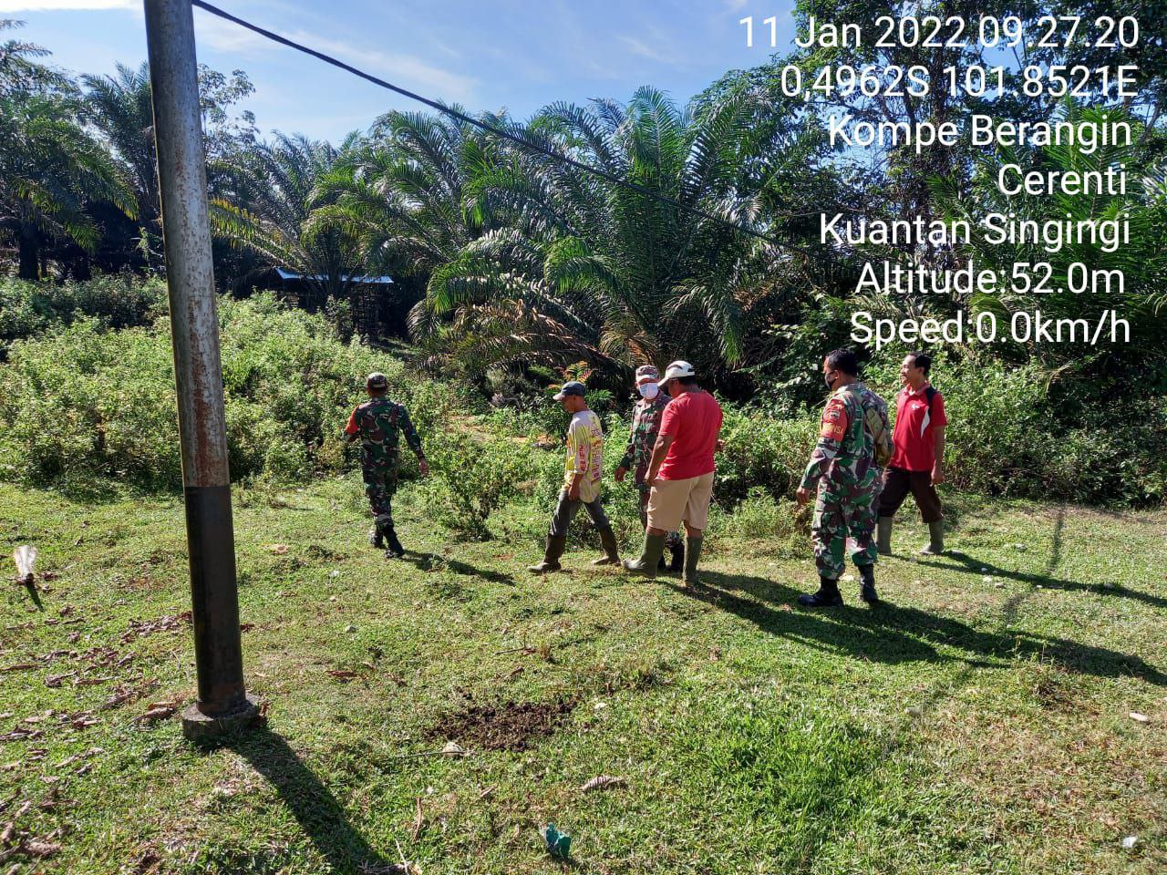 Babinsa Koramil 06/Cerenti Kodim 0302/Inhu Cegah Kebakaran Lahan Dan Hutan Dan Patroli Karlahut di Kompe Berangin Kecamatan Cerenti