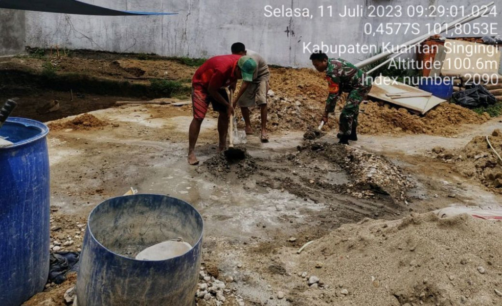 Di Desa Lebuh Lurus Kecamatan Inuman Babinsa Koramil 06/Cerenti Kodim 0302 /Inhu Melaksanakan Gotong Royong