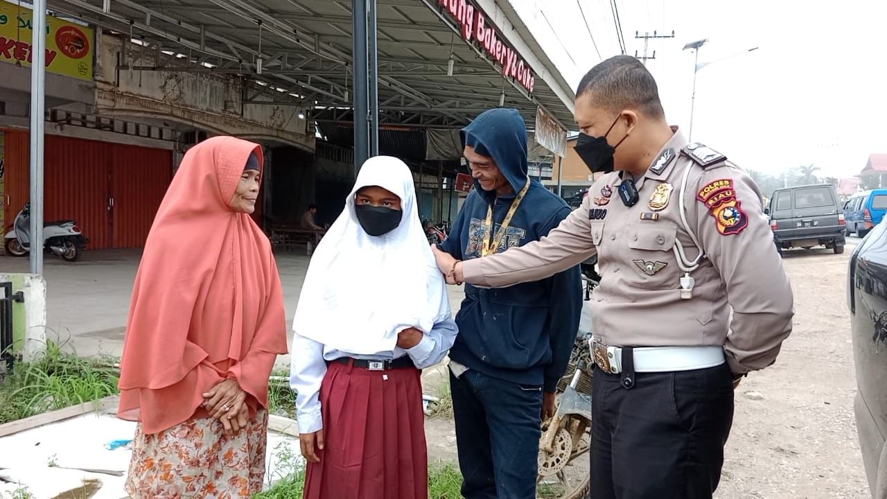 Kisah Polisi di Riau Daftarkan Pengamen Badut Sekolah Dasar, Diantar dan Dibelikan Perlengkapan Sekolah