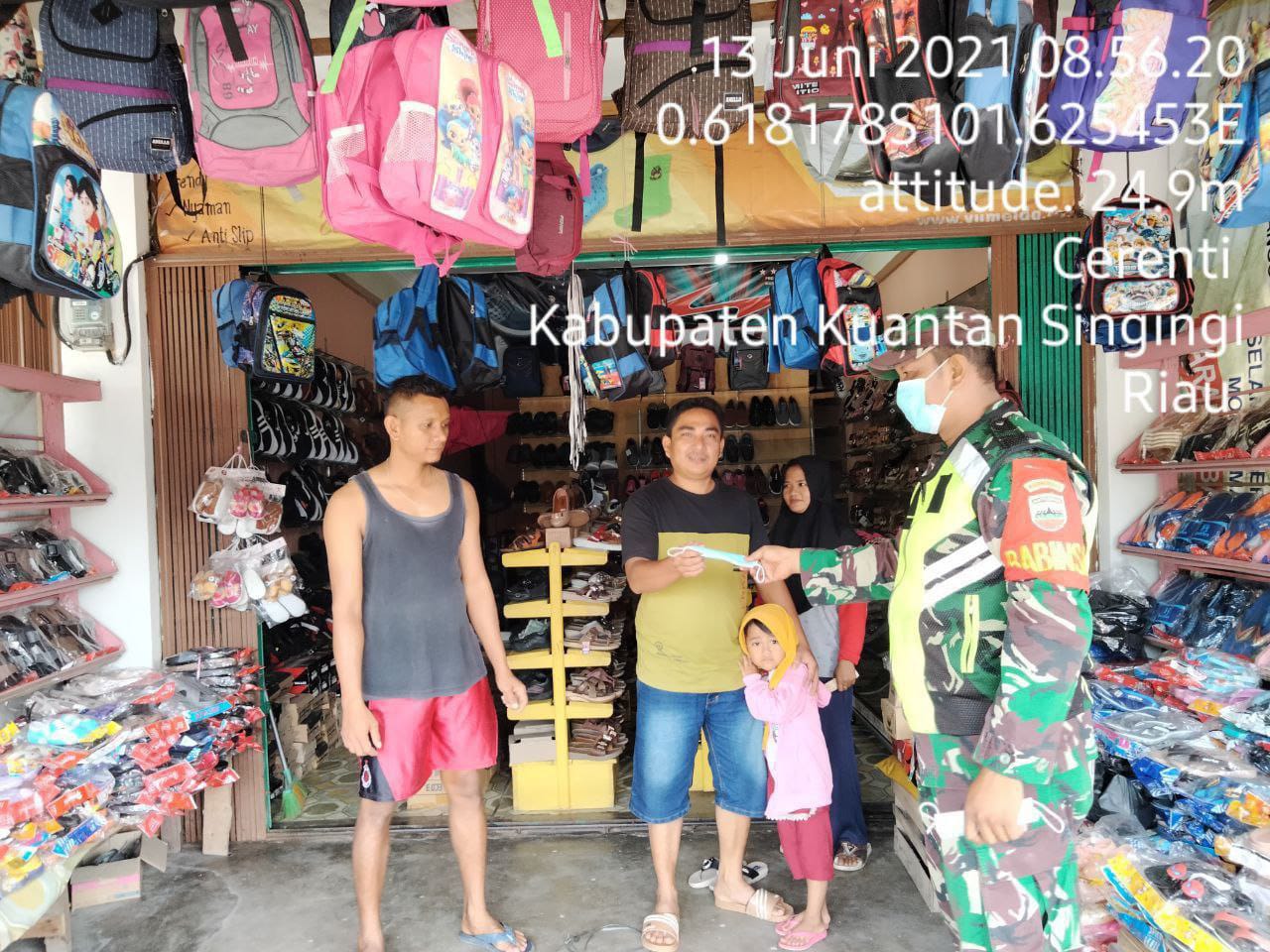 Ciptakan Keakraban, Babinsa Laksanakan Komsos Dan Berikan Edukasi Covid-19 Kepada Masyarakat