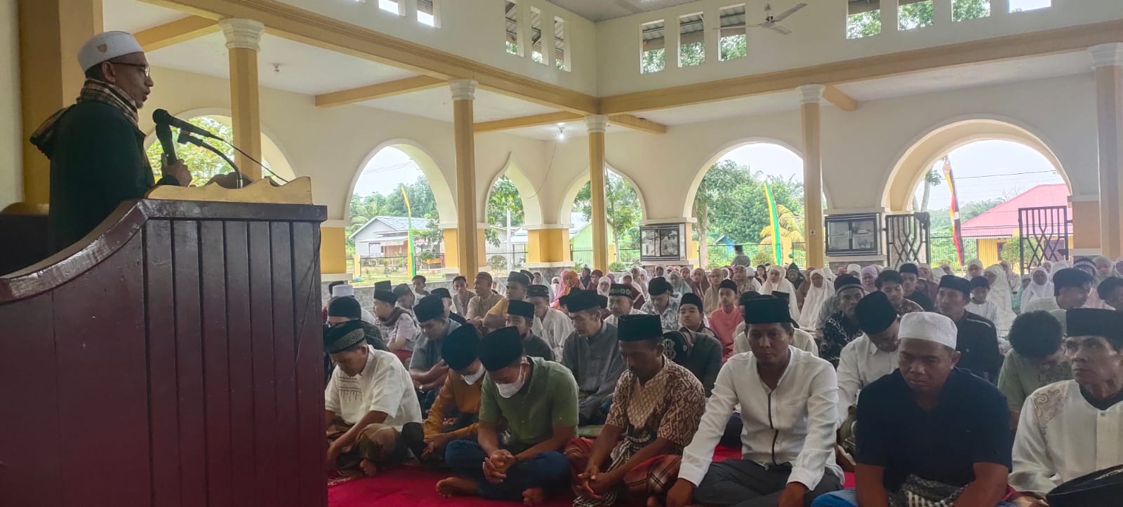 Mahasiswa dan Segenap Civitas Akademika UNIKS Gelar Shalat Idul Fitri 1443 H di Masjid At- Thalibin