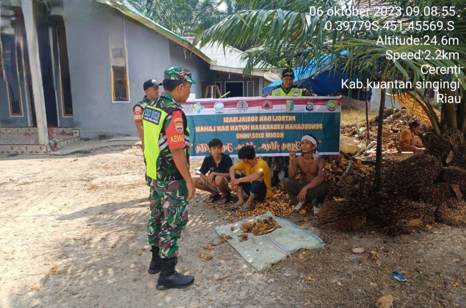 Serda Dumen Siregar Babinsa Koramil 06/Cerenti Kodim 0302/Inhu Tingkatkan Pengawasan Karlahut, Melaksanakan Patroli dan Sosialisasi Kepada Masyarakat