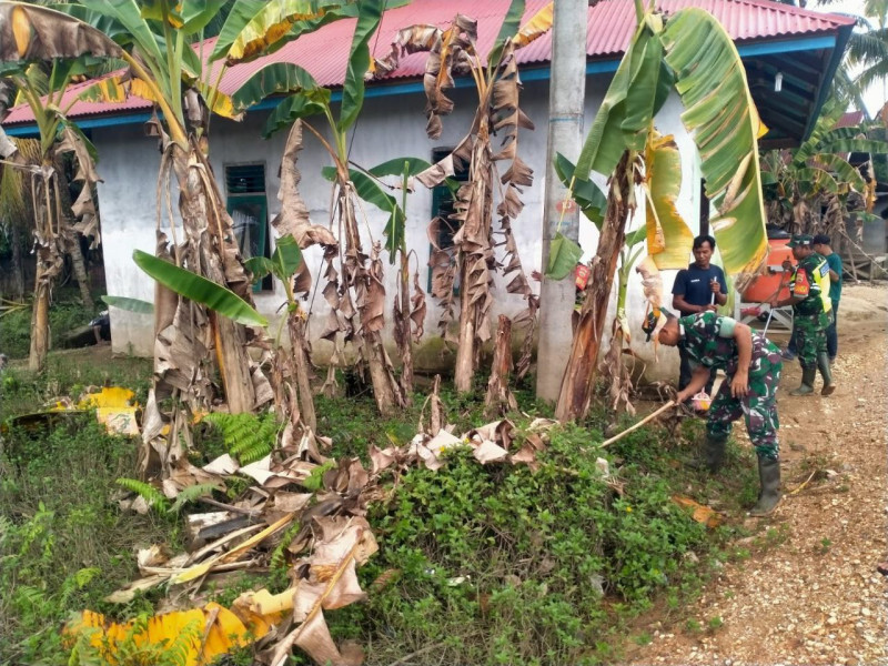 Kodim 0302/Inhu Pemulihan Fasum Pasca Banjir Koramil 06/Cerenti Bersama Pemerintah Desa Laksanakan Goro Musholla