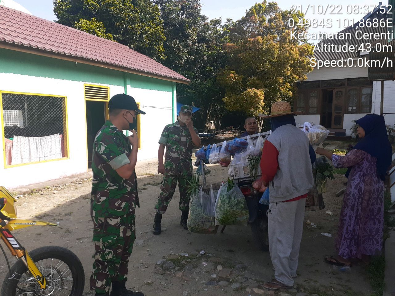 Patuhi Prokes Covid-19, Babinsa Koramil 06/Cerenti Dim 0302/Inhu Berikan Sosialisasi Dan Himbauan Kepada Warga