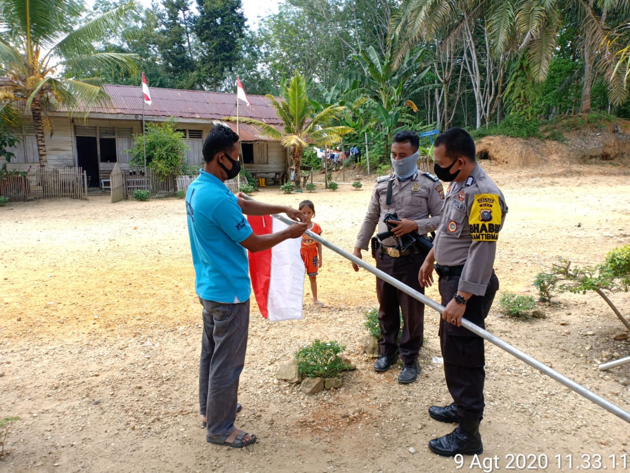 Bersama Warga Kapolsek Jajaran Polres Kuansing Pimpin Pemasangan Bendera Merah Putih dan Umbul Umbul.