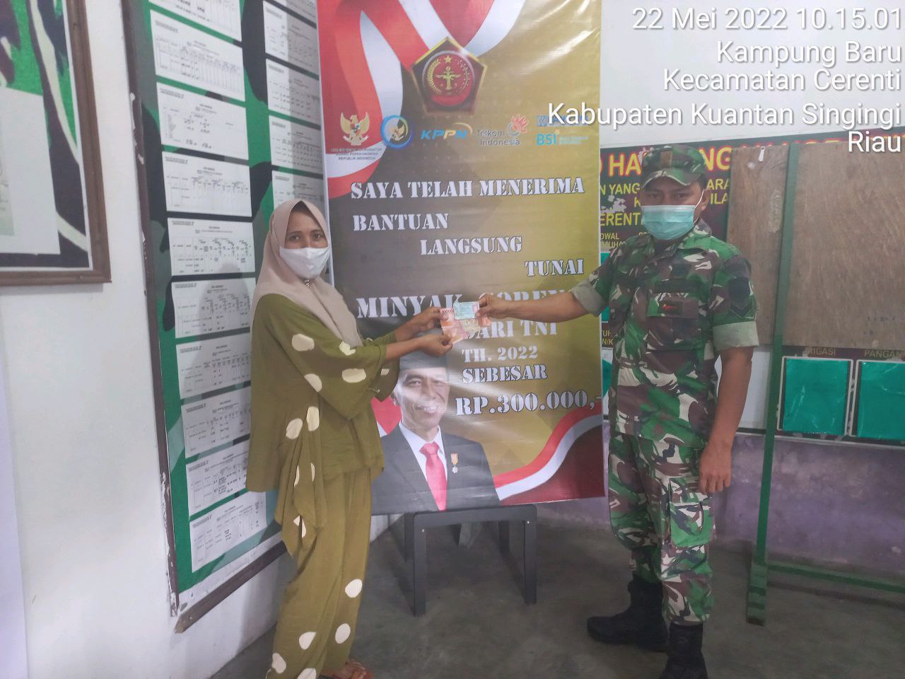 Koramil 06/Cerenti Kodim 0302/Inhu Melaksanakan Pembagian BLT TNI di Desa Kompe Berangin Kecamatan Cerenti