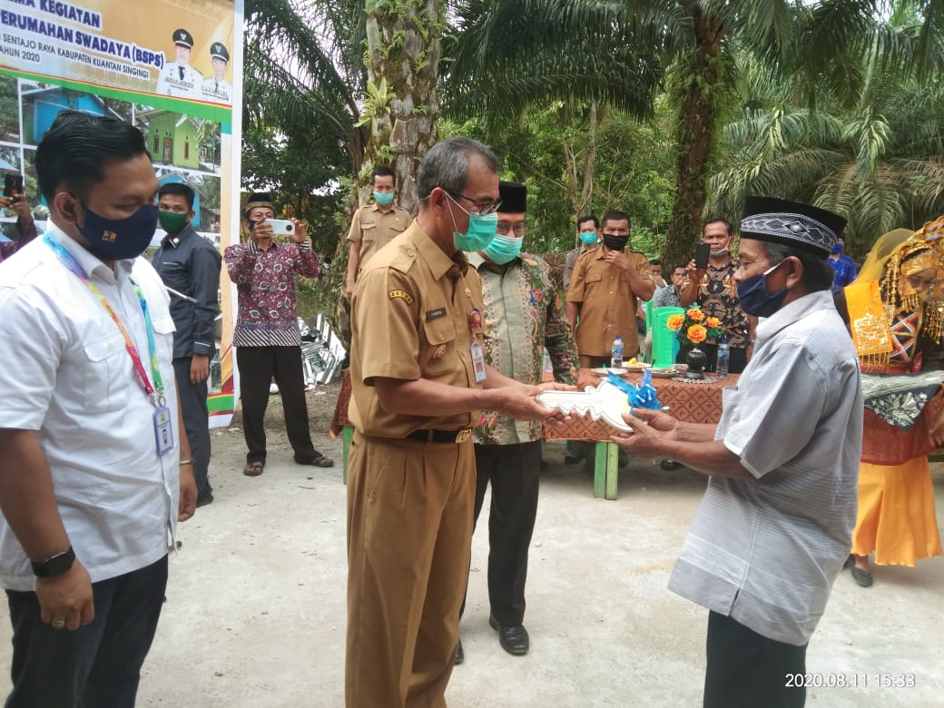 Bupati Kuansing Hadiri Penyerahan Rumah Layak Huni Di Desa Geringging Baru Kecamatan Sentajo Raya