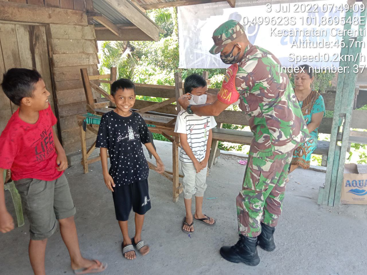 Babinsa Koramil 06/Cerenti Kodim 0302/Inhu Bagikan Masker Kepada Anak-anak di Desa Sigaruntang
