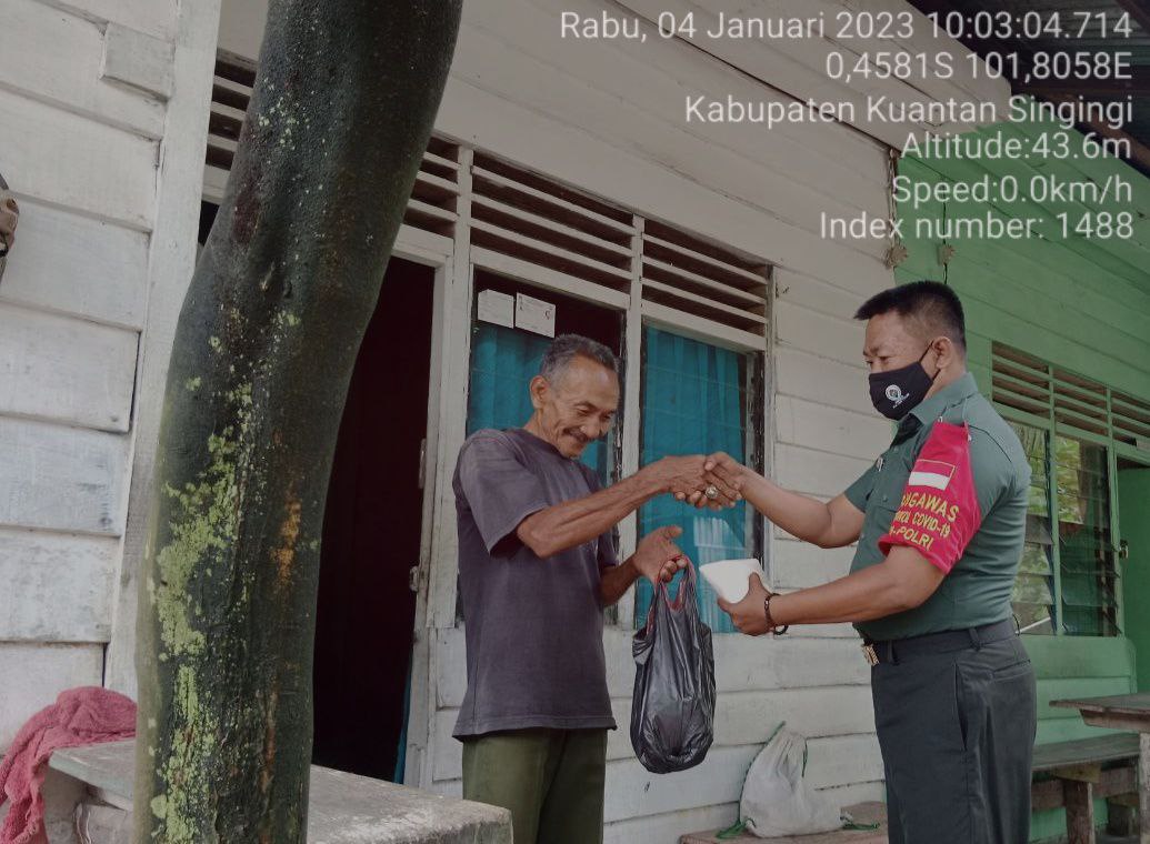 Di Desa Lebuh Lurus Kecamatan Inuman, Babinsa Koramil 06/Cerenti Kodim 0302/Inhu Memberi Bantuan Kepada  Masyarakat