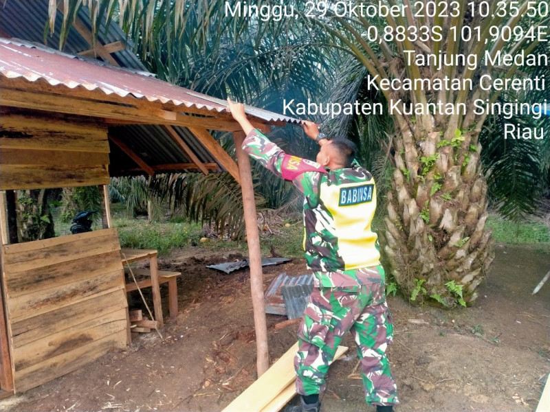 Keakraban Babinsa Koramil 06/Cerenti Kodim 0302/Inhu Dengan Warga Tercermin Dengan Membantu Warga Membuat Warung Jualan