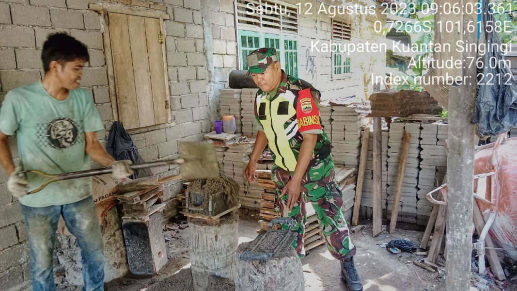 Babinsa Koramil 06/Cerenti Kodim 0302/Inhu Sertu Heriyus Saputera Membantu Warga Desa Pasar Inuman Membuat Batako