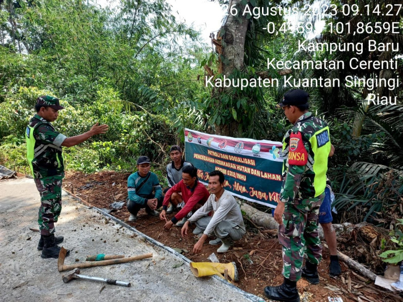 Babinsa Koramil 06/Cerenti Kodim 0302/Inhu Sertu Firman dan Kopda Mohamad Soleh Laksanakan Patroli Dan Sosialisasi Untuk Cegah Kebakaran Hutan Dan Lahan