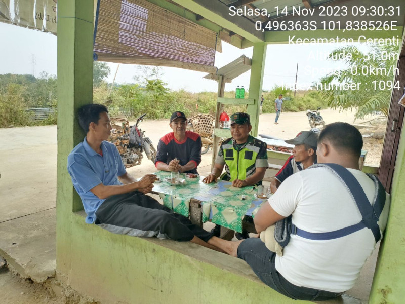 Di Kecamatan Cerenti Serka Efison Babinsa Koramil 06/Cerenti Kodim 0302/Inhu Lakukan Komsos Di Kampung Pancasila Desa Tanjung Medan