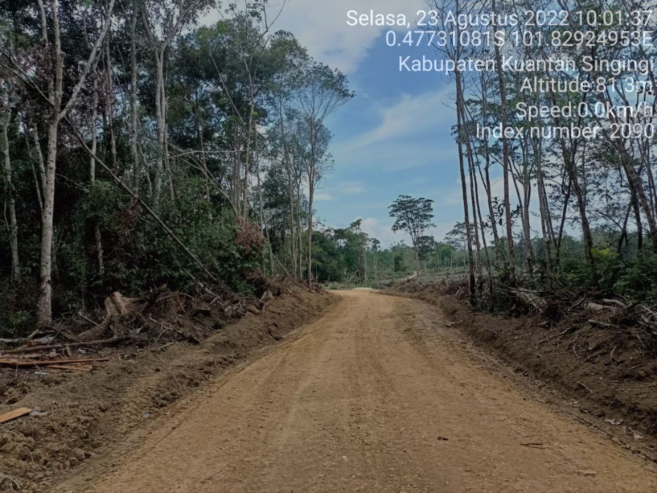 Jelang Penutupan TMMD, Satgas TMMD Ke-114 Kodim 0302/Inhu, dan Babinsa Koramil 06/Cerenti Kodim 0302/Inhu, Pembersihan Pembukaan Jalan Penghubung Pulau Panjang Hulu dengan Seberang Pulau Busuk