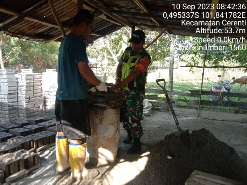 Babinsa Koramil 06/Cerenti Kodim 0302/Inhu Dengan Masyarakat Kopda Junedi Bantu Warga Desa Tanjung Medan Kecamatan Cerenti Membuat Batako