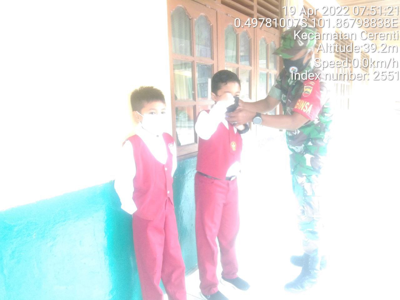 Babinsa Koramil 06/Cerenti Kodim 0302/Inhu Bagikan Masker Kepada Anak Sekolah Dasar Desa Sikakak Kecamatan Cerenti Kabupaten Kuansing