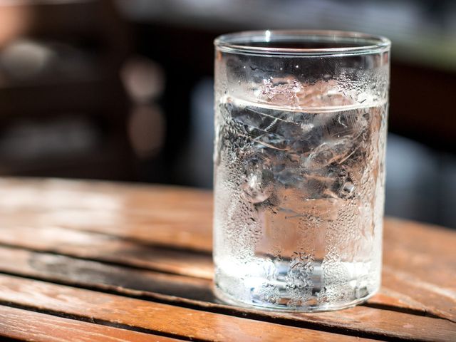 Apakah Sering Minum Air Dingin Bisa Bikin Gemuk?
