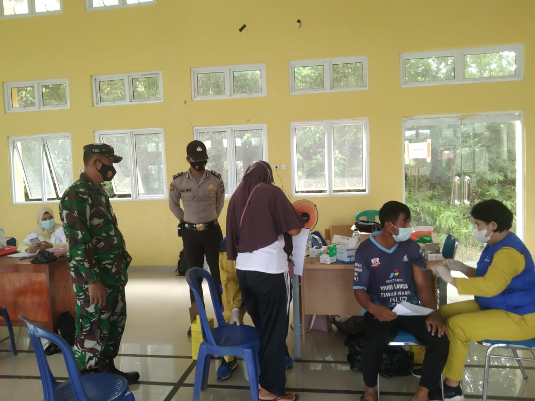 Polsek Ukui Bersama TNI dan Puskesmas Ukui Gelar Vaksinasi Dosis I