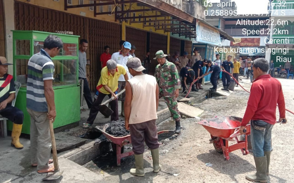 Babinsa Koramil 06/Cerenti Kodim 0302/Inhu Babinsa Gotong Royong Dengan Masyarakat Membersihkan Saluran Pembuangan Air Milik Warga