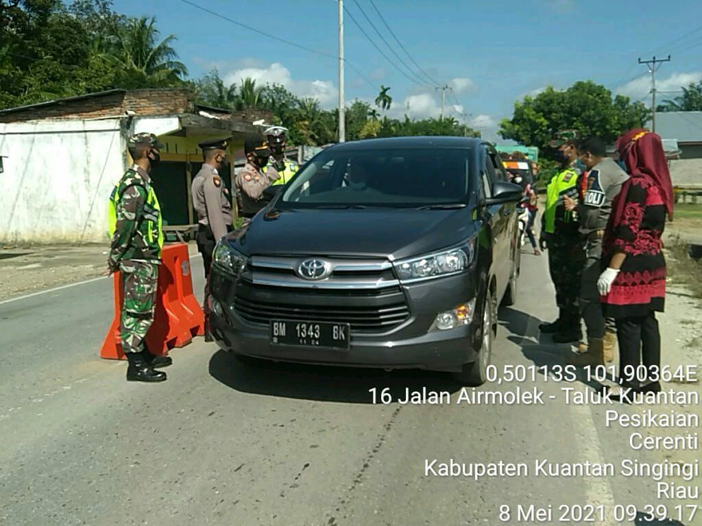 Serda Dumen Siregar Babinsa Koramil 06/Cerenti Kodim 0302/Inhu Melaksanakan Pos Penyekatan Lintas Darat