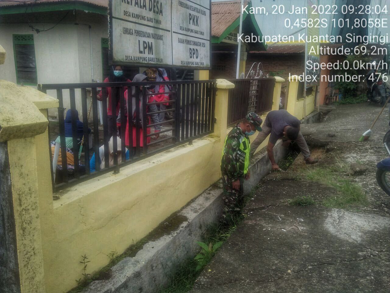 Babinsa Koramil 06/Cerenti Kodim 0302/ Inhu Gotong Royong Pembersihan Perkarangan Kantor Desa Kampung Baru Kecamatan Cerenti