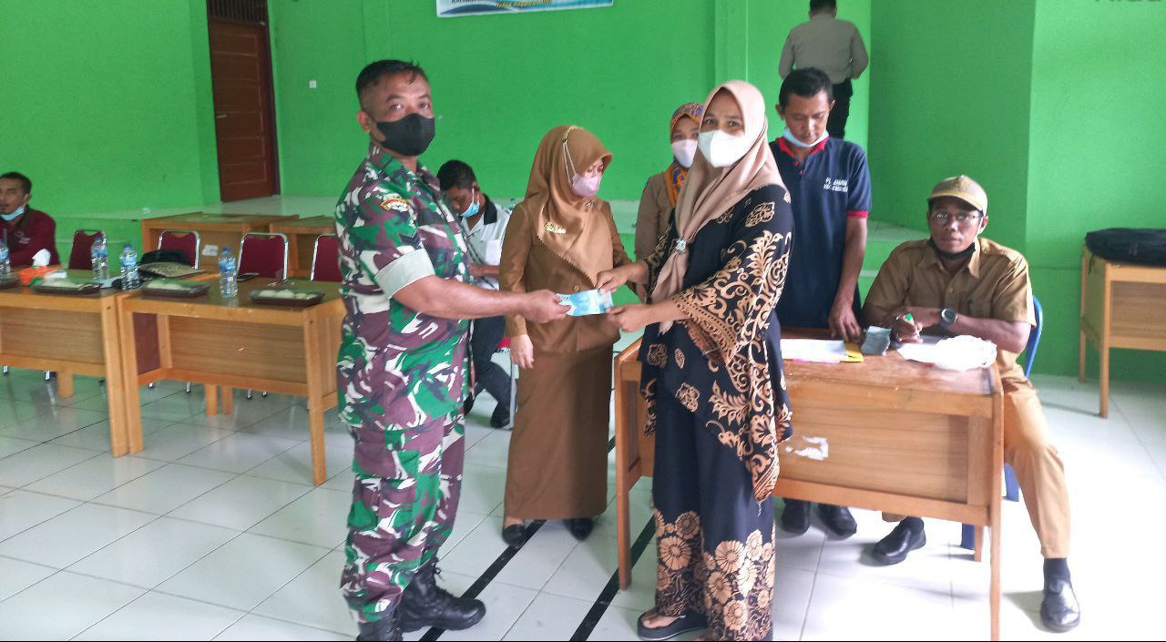 Babinsa Koramil 06/Cerenti Kodim 0302/Inhu Melaksanakan Kegiatan Pendampingan Pembagian BLT  Warga Desa Pulau Jambu Kec. Cerenti
