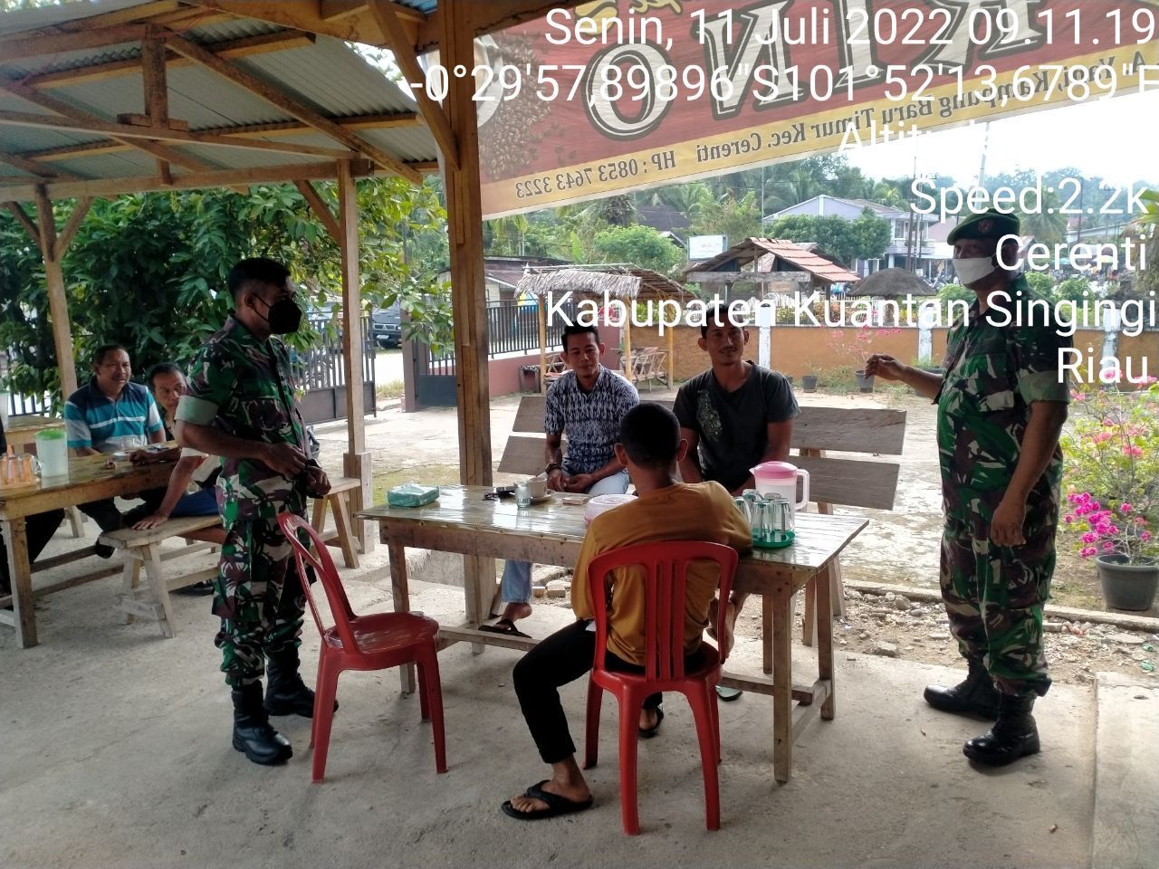 Babinsa Koramil 06/Cerenti Kodim 0302/Inhu Sosialisasi Prokes Di Warung Kopi di Kampung Baru