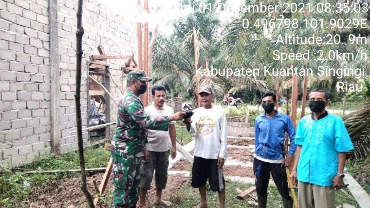 Babinsa Koramil 06/Cerenti Kodim 0302/Inhu  Bagikan Masker Gratis Upaya Memperkecil Penyebaran Virus Covid-19 di Koto Cerenti Kecamatan Cerenti