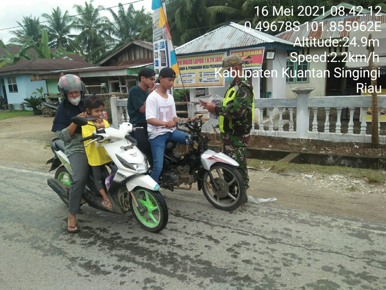 Babinsa Koramil 06/Cerenti Bagikan Masker Kepada Warga Secara Gratis