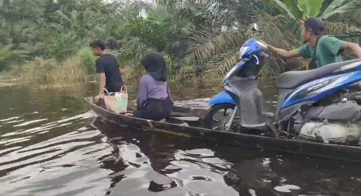 Desa Tanjung Kudu Terendam Banjir, Warga Terpaksa Gunakan Sampan untuk Melintas