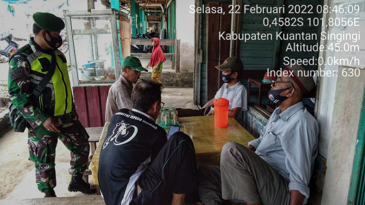 Babinsa Koramil 06/Cerenti  Kodim 0302/Inhu  Melaksanakan Komsos Dengan Masyarakat Desa Pulau Busuk Kecamatan Inuman