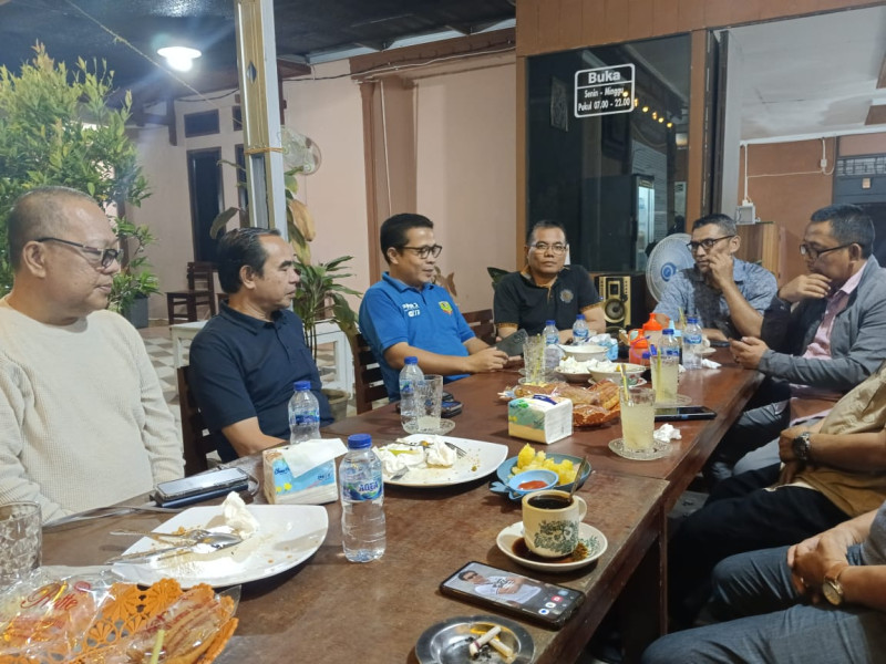 SUHU WAN Berikan Motivasi Jajaran IKA UNRI Kuansing