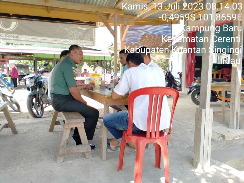Babinsa Koramil 06/Cerenti Kodim 0302/Inhu Sertu Firman Laksanakan Komsos Dengan Warga Binaan Memberikan Pemahaman Pentingnya Menjaga Keamanan Lingkungan