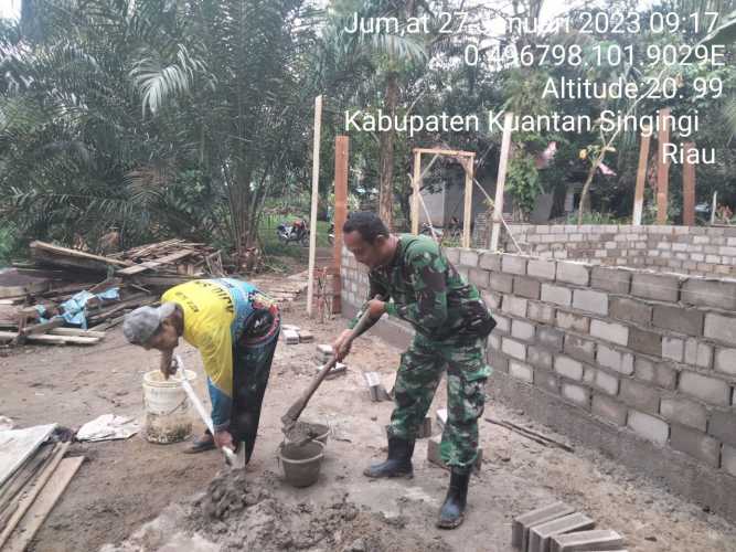 Bangun Keakraban Babinsa Koramil 06/Cerenti Dim 0302/Inhu Membantu Warga Binaan Rehap Rumah di Desa Koto Inuman 