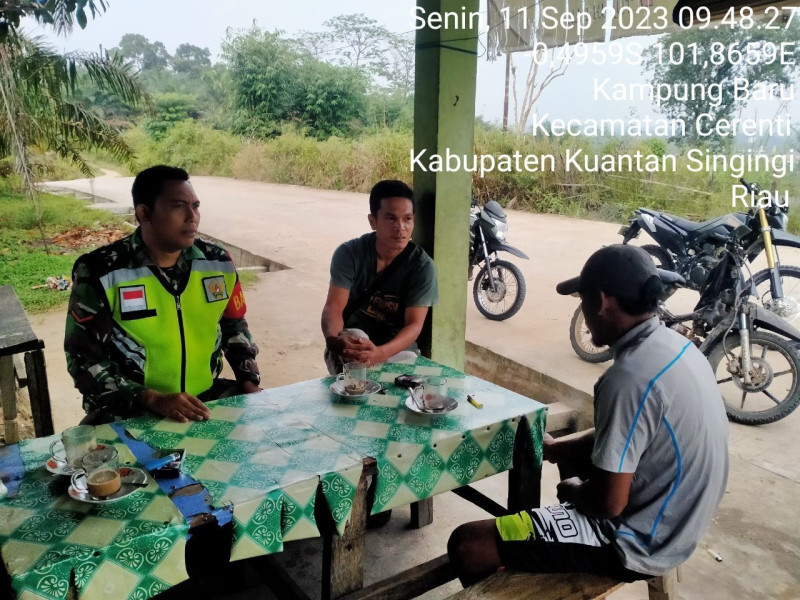 Babinsa Koramil 06/Cerenti Kodim 0302/Inhu Komsos Dengan Warga Desa Binaan Memberikan Pengertian Tentang Pentingnya Menjaga Keamanan Lingkungan di Desa Kampung Baru Cerenti
