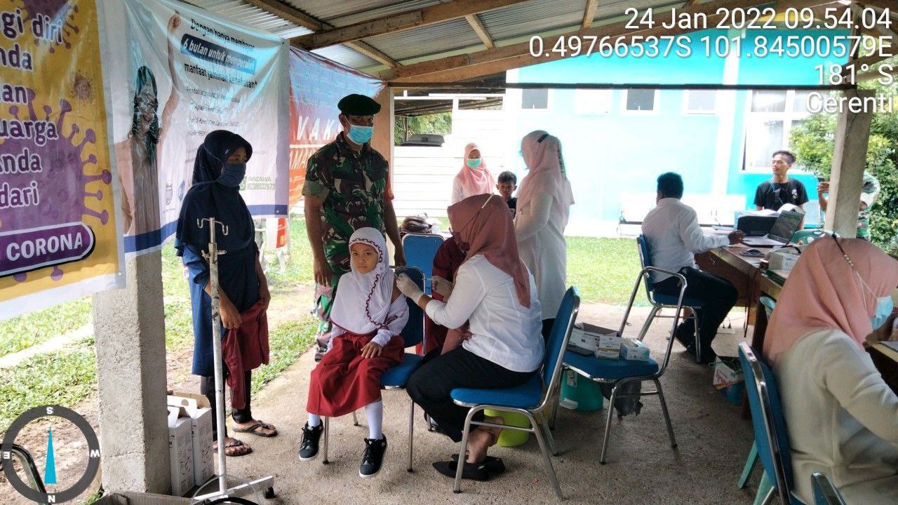 Babinsa Koramil 06/Cerenti Kodim 0302 Inhu  Pantau Dan Dampingi Pelaksanaan Vaksin Covid-19 di SD Negeri Tanjung Medan