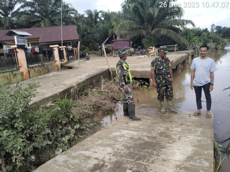 Babinsa Koramil 06/Cerenti Kodim 0302/Inhu Selalu Pantau Wilayah Yang Terkena Banjir