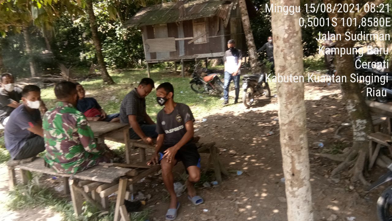 Babinsa Koramil 06/Cerenti Kodim 0302/Inhu Komsos Dengan Pemuda Desa Binaan di Desa Seberang Pulau Busuk Kecamatan Inuman