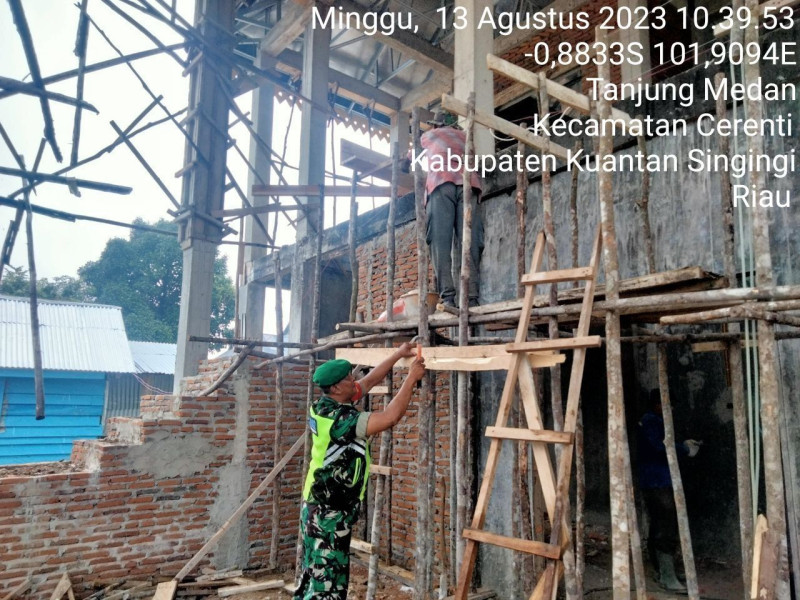 Babinsa Koramil 06/Cerenti Kodim 0302/Inhu Bantu Warga Membuat Gedung Serba Guna Di Desa Binaan