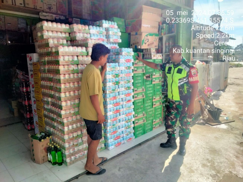 Babinsa Koramil 06/Cerenti Kodim 0302/Inhu Senantiasa Pantau Harga Dan Ketersediaan Sembako Di Wilayah Teritorialnya