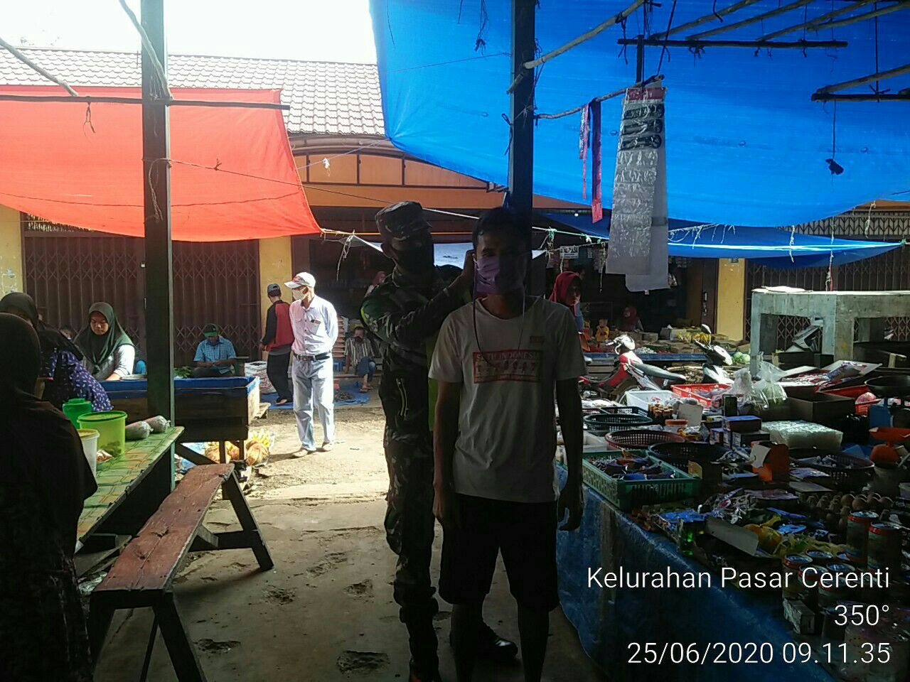 Babinsa Koramil 06/Cerenti Dim 0302/Inhu Sosialisasi Pemakaian Masker Kepada Warga Di Pasar Tradisional Kecamatan Cerenti.