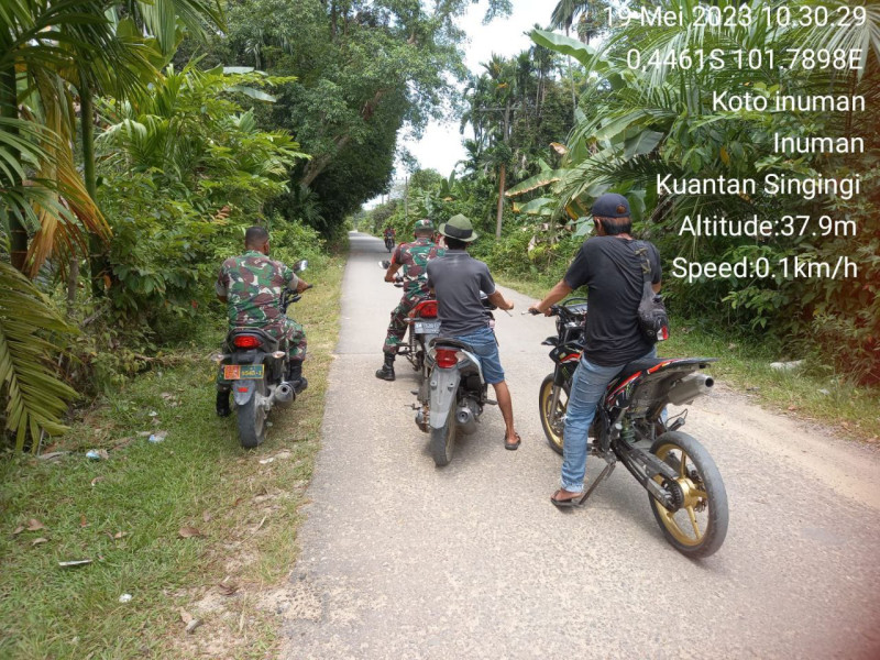 Patroli Bersama Warga Sekaligus Babinsa Berikan Sosialisasi Tentang Bahaya Karhutla Di Wilayah Desa Binaan