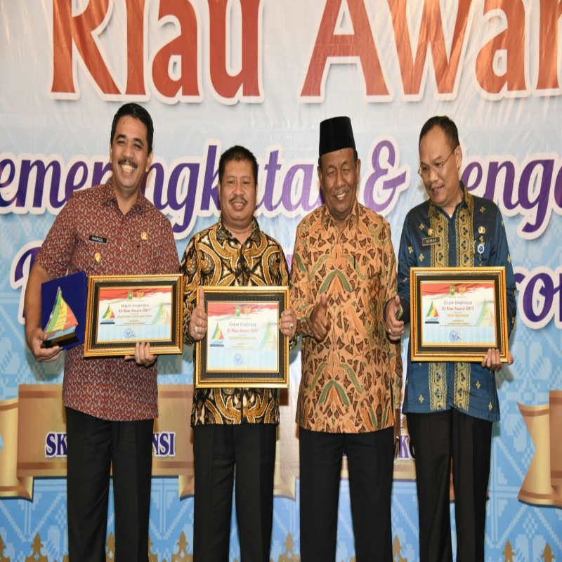 Mantap, Bupati Amril Terima Penghargaan KI Award Riau 2017