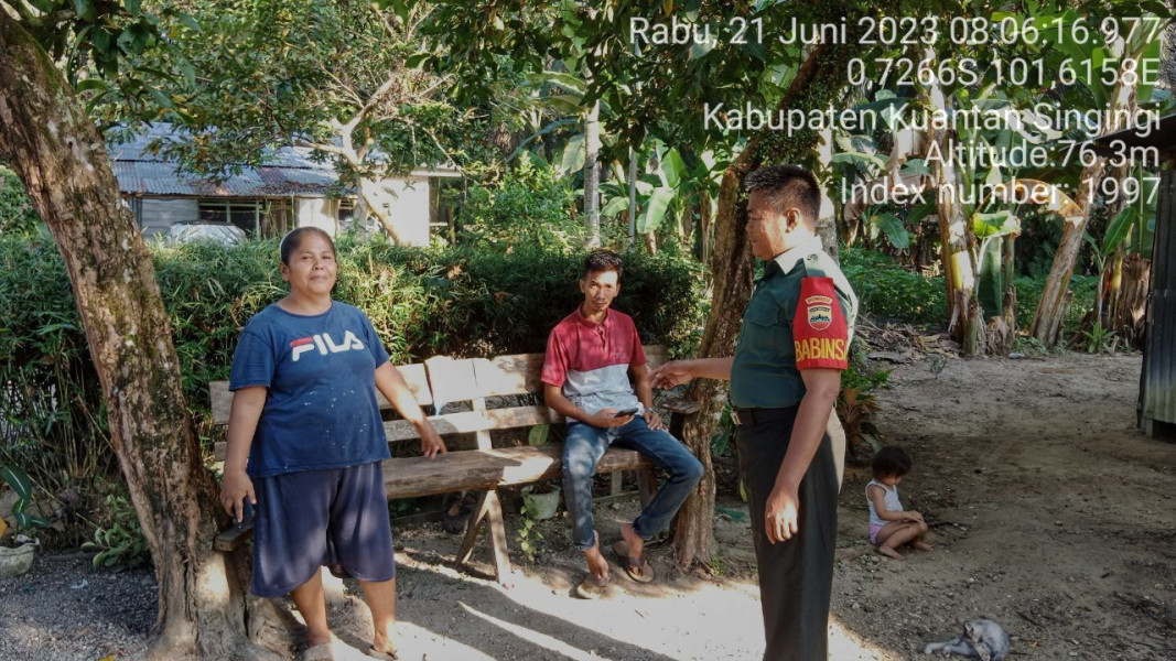 Sertu Heriyus Saputera Babinsa Koramil 06/Cerenti Kodim 0302/Inhu Komsos Dengan Warga Desa Binaan