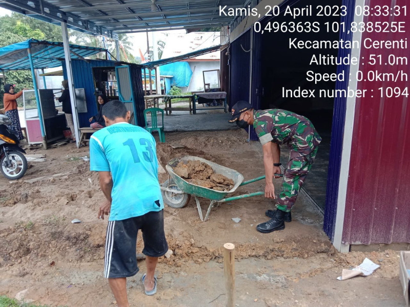 Babinsa Koramil 06/Cerenti Kodim 0302/Inhu Wujudkan Kebersamaan Antara TNI Dan Masyarakat Terlihat Dengan  Bergotong Royong Bersama Warga Desa Binaan