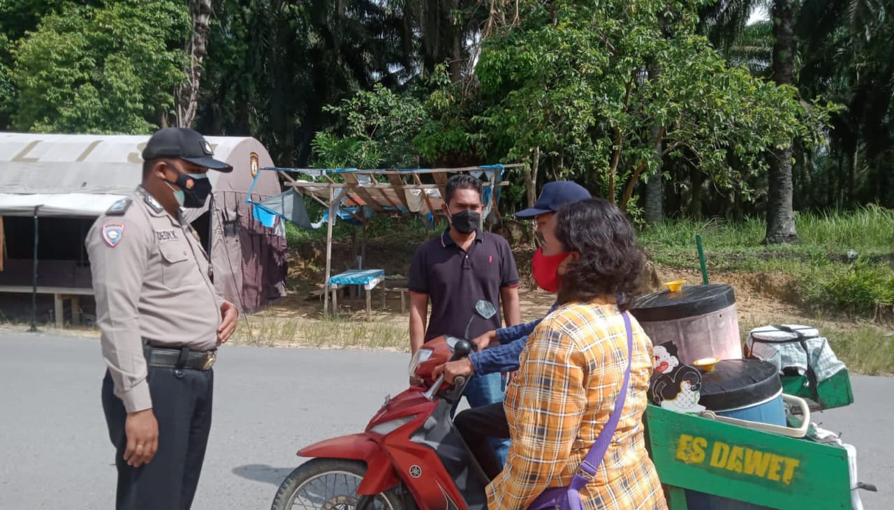 Sambangi Pengguna Jalan, Patroli Polsek Kerumutan Imbau Warga Patuhi Prokes