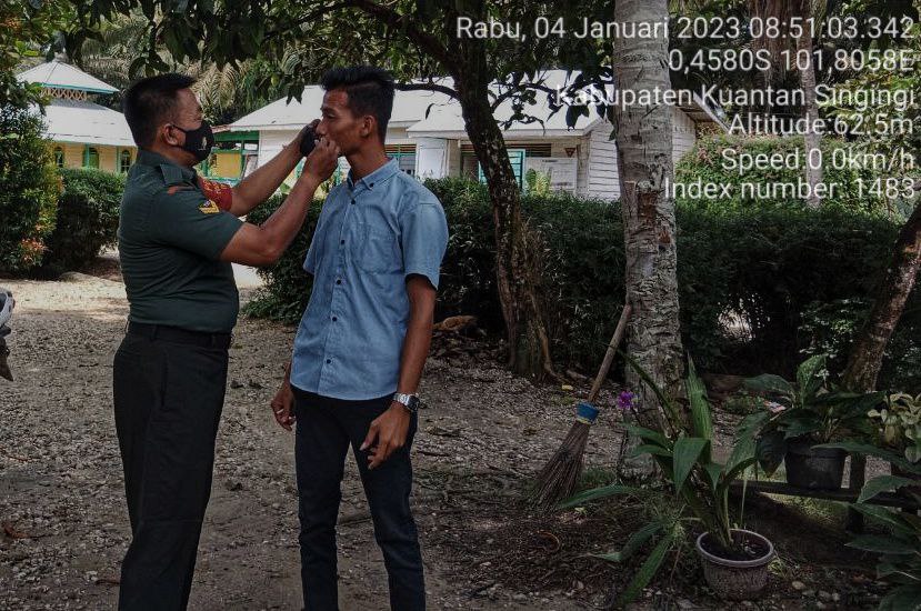 Di Desa Tanjung Medan Kecamatan Cerenti,Babinsa Koramil 06 /Cerenti Kodim 0302/ Inhu,Sertu Heriyus Saputera  Membagi Masker Untuk Warga