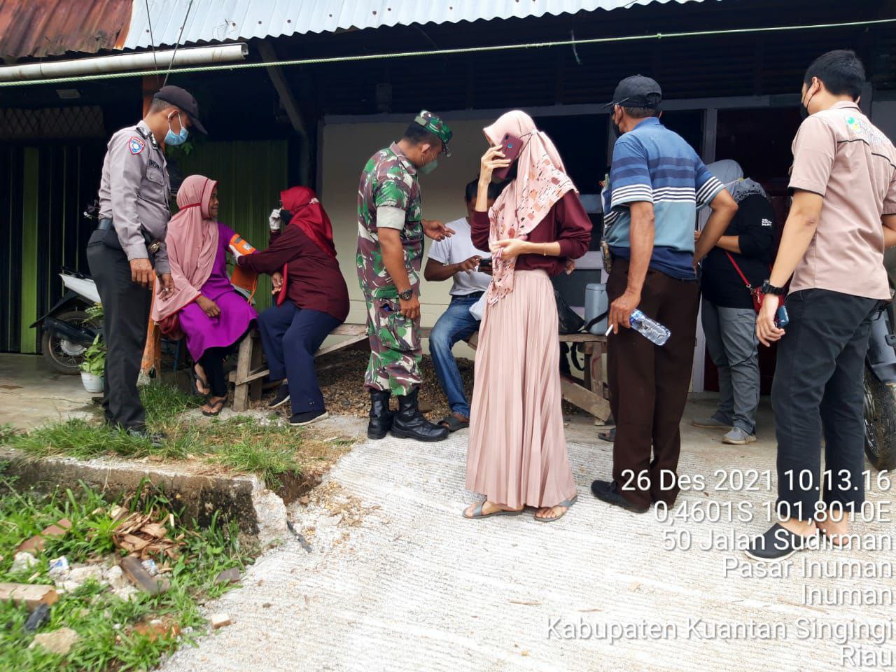 Sertu Efison Babinsa Koramil 06/Cerenti Kodim 0302/Inhu Pantau Dan Dampingi Pelaksanaan Vaksin Covid-19 di Pasar Inuman Kecamatan Inuman Kabupaten Kuansing