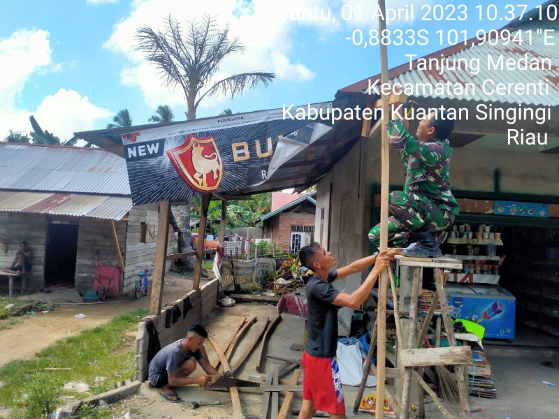 Bangun Keakraban Babinsa Koramil 06/Cerenti Kodim 0302/Inhu Bantu Warga Membuat Teras Rumah Di Desa Tanjung Medan